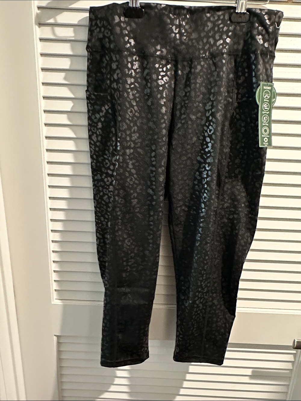 NWT R.A.G Black Leopard Shine 3/4 Length Capris with two side pockets.